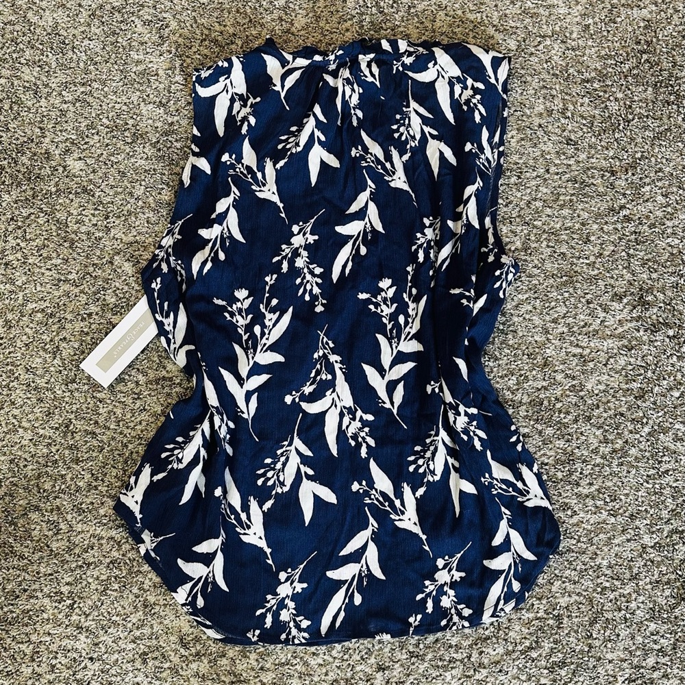 Peace & Pearls Navy Floral Ruffle Blouse 🌿✨
Size Large | NWT (new with tags - Picture 3 of 6